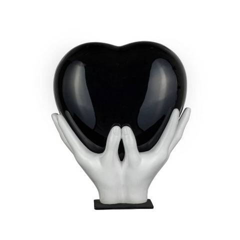 Urne en forme de coeur sur mains