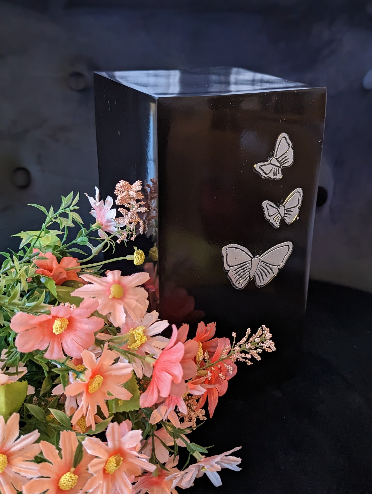 URNE RECTANGULAIRE AVEC PAPILLONS